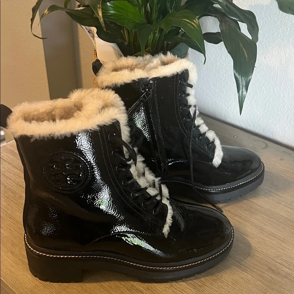 NEW Tory Burch MILLER 50MM LUG SOLE SHEARLING BOOTIE SOFTY NAPLAK/WEBBING